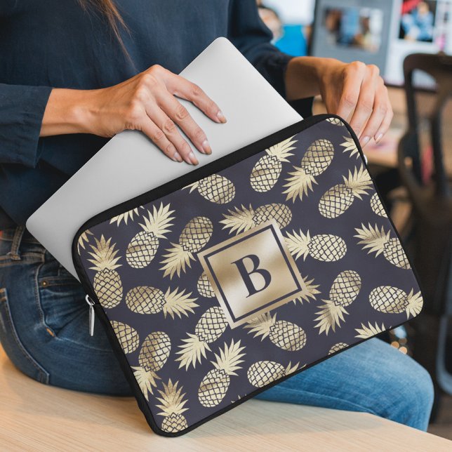 Monogram Tropical Pineapple Girly Guld Laptop Fodral (Skapare uppladdad)