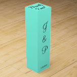 Monogram Turcos Black Presentask För Vinflaska<br><div class="desc">Söt turkos sommarbröllopsmottagning. Anpassa Bride and Grooms Monogrammed Initialer och Bröllop Date i svart text på framsidan. Tacken skrivs överst. Utformning av TamiraZDesign.</div>
