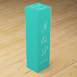 Monogram Turcos White Bröllop Vin Box Presentask För Vinflaska<br><div class="desc">Söt,  lysande turkosbröllop gynnar brudens sida och gäster. Anpassa med Bride and Grooms First Namn Initialer och Bröllop Date i vit text. Tacken skrivs i vitt skript ovanpå lådan. Utformning av TamiraZDesign.</div>