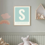 Monogram utskrift av anpassningsbar Namn Nursery W Poster<br><div class="desc">Tittar du för en god daghemskonst? Den här namnutskriften är perfekt! Med ett modernt monogram och sött pastellturkoshus tillför det en personlig beröring till vilket baby-rum som helst. En underbar babyduschgåva eller avslutande av beröring för ditt eget lilla utrymme. #plantserydecor #babyroomdecor #personalizedgifts #monogramprint #babygirlnursery #kundnameprint</div>
