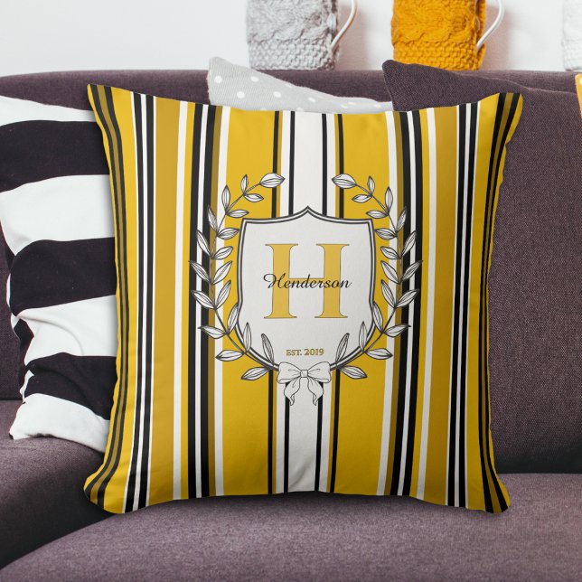 Monogram vapen elegant gul rand familjenamn  kudde (Skapare uppladdad)
