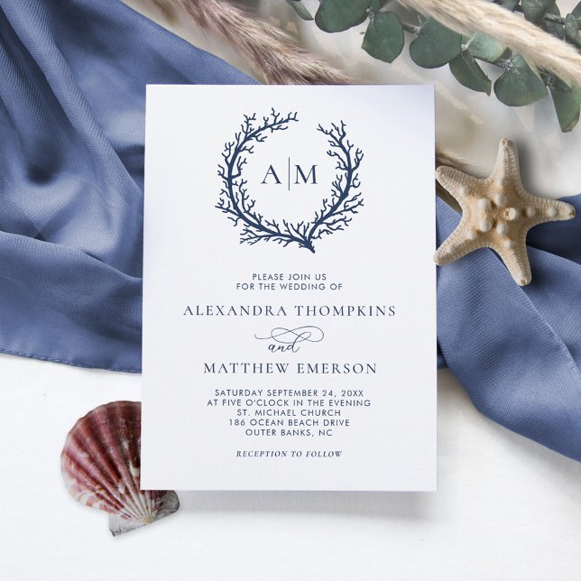 Monogram Vapensköld Coral Beach Wedding Inbjudningar (Skapare uppladdad)