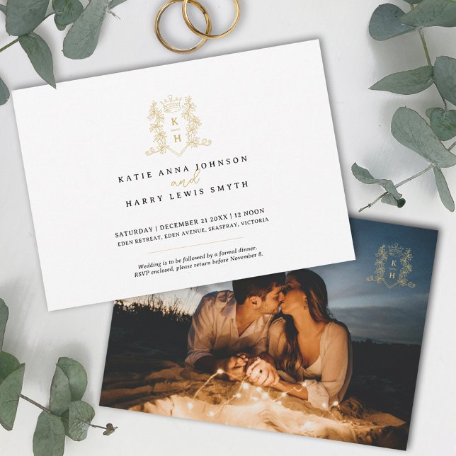 Monogram vapensköld krona, vit guld bröllop inbjudningar (Skapare uppladdad)