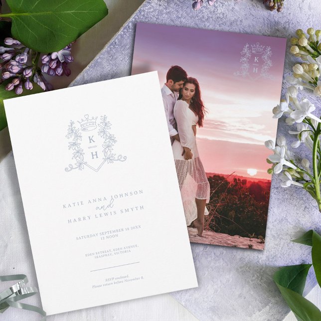 Monogram vapensköld krona, vit silver bröllop inbjudningar (Skapare uppladdad)