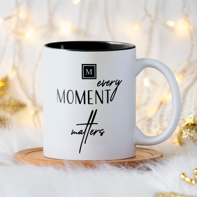 Monogram varje gång Två-Tonad mugg (Every moment matters motivational quote monogram mug. Simple typography design for a fun gift idea.)