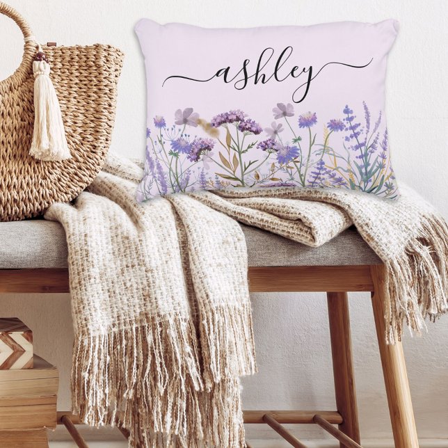 Monogram Vattenfärg Lila Ängsblomma Prydnadskudde (In situ Boho interior)