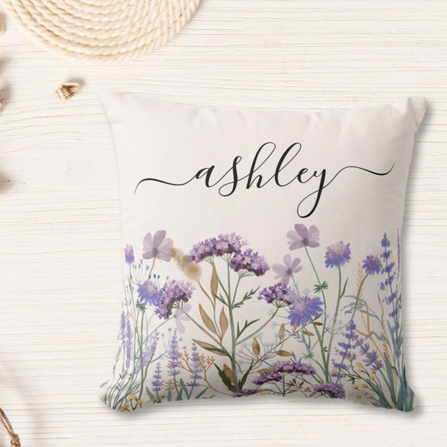 Monogram Vattenfärg Lila Vildblomma Äng Kudde (In situ)