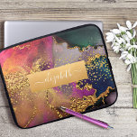 Monogram vattenfärgsmarble guld lila blue grönt laptop fodral<br><div class="desc">Ett glatt, faux-guld-band med din manustypografi namn övertäcker en rik, guld, marinblått, jägerblå grönt, rosa och lila vattenfärgsbakgrund på eleganten, trendiget, girly, eget namn neoprene laptop sleeve. Gör en roligt och snyggt påstående varje gång du användor den. Laptop sleeve finns i tre storlekar: 15, 13 och 10 tum. En underbar...</div>