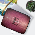Monogram Vin Red Glitter Girly Glam Laptop Fodral<br><div class="desc">Indulge i den glamorösa världen i mode och personlig anpassning med vår Monogram Vin Red Glitter Girly Glam Laptop sleeve! Det här fantastiska laptop sleeve har en rik vin röd färg accentuerad med mousserande glitter och tillför en aning oemotståndlig charm. Mittscenen är reserverad för ditt namn och monogram, så att...</div>