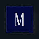 Monogram Vit på blå fyrkantsknapp i flottan Knapp<br><div class="desc">En fyrkantig knapp med ett vitt monogram på en marin blå bakgrund. Anpassa knappen med en egen initial eller initialer, färg, bland andra alternativ.</div>