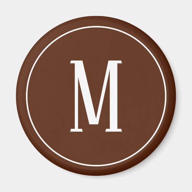 Monogram vit på brun rund magnet (Framsidan)