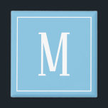 Monogram vit på ljusblå fyrkantig magnet<br><div class="desc">En fyrkantig magnet med ett vitt monogram på en ljusblå bakgrund. Anpassa magneten med din egen initial eller initialer,  färger,  med flera alternativ.</div>