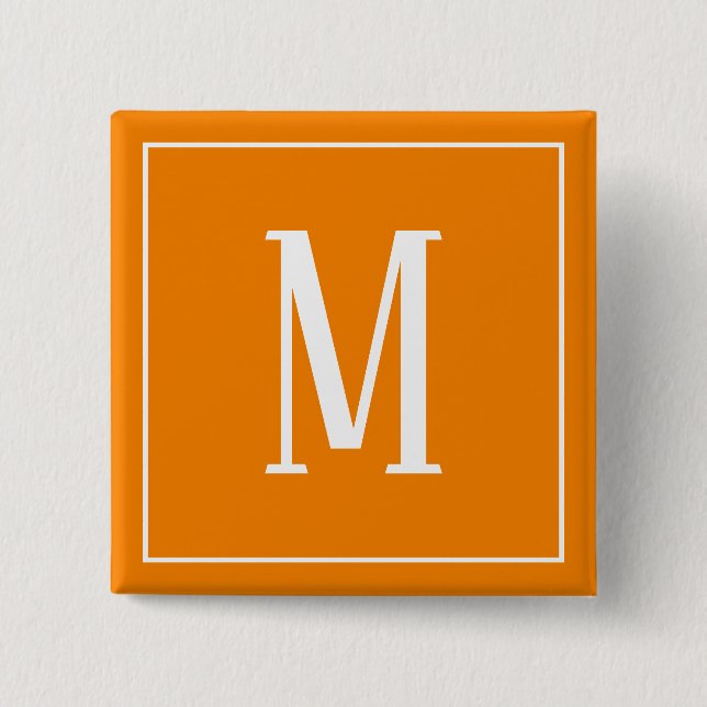 Monogram vit på orange fyrkantig knapp (Framsida)