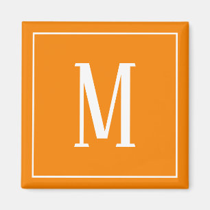 Monogram vit på orange fyrkantig magnet