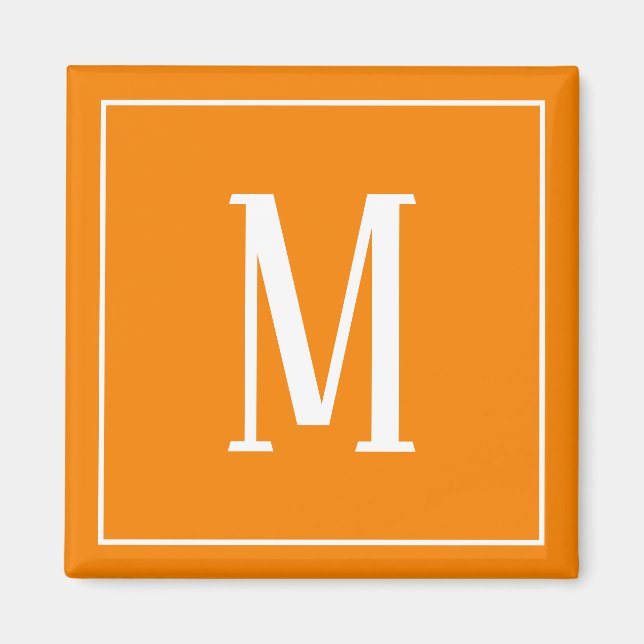 Monogram vit på orange fyrkantig magnet (Framsidan)