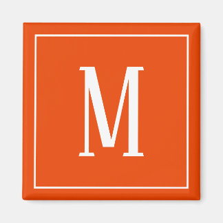 Monogram Vit på Orangens kvadratstreck Magnet