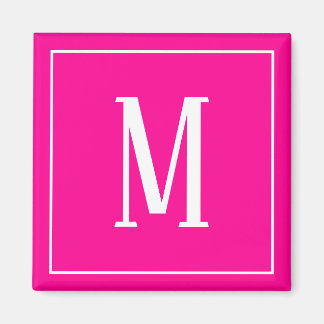 Monogram vit på varmröd fyrkantig magnet