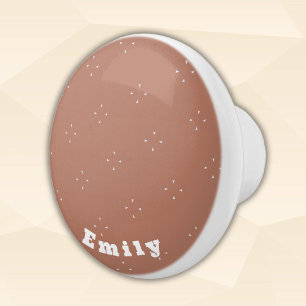 Monogram vit pil på mocha mousse bakgrund knopp