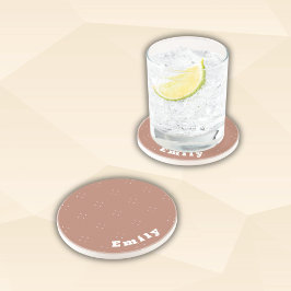 Monogram vit pil på mocha mousse bakgrund | underlägg