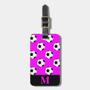 Monogram vita fotbollsbollar på rosa bagagebricka
