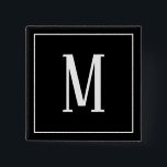 Monogram Vitt på Svart kvadratisk knapp<br><div class="desc">En fyrkantig knapp med ett vitt monogram på en svart bakgrund. Anpassa knappen med en egen initial eller initialer,  färg,  bland andra alternativ.</div>