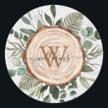 Monogram Watercolor Rustic Wood Slice och Foliage Runt Klistermärke<br><div class="desc">Ta med dig naturskönheten hemma med vår Monogram Watercolor Rustic Wood Slice och Foliage Classic Round Sticker. En liten trädryck och land charm elegans för stil! Lägg till din familj namn till början och gör den till din</div>