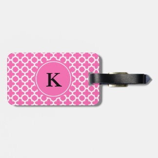 Monogram White på Shock rosa Quatrefoil Mönster Bagagebricka