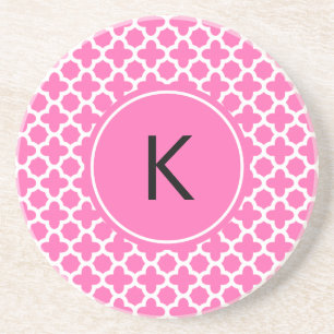 Monogram White på Shock rosa Quatrefoil Mönster Underlägg