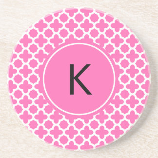Monogram White på Shock rosa Quatrefoil Mönster Underlägg