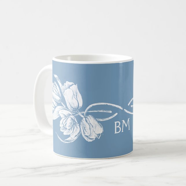Monogram White Tulips på Dusk Blue Kaffemugg (Framsida vänster)