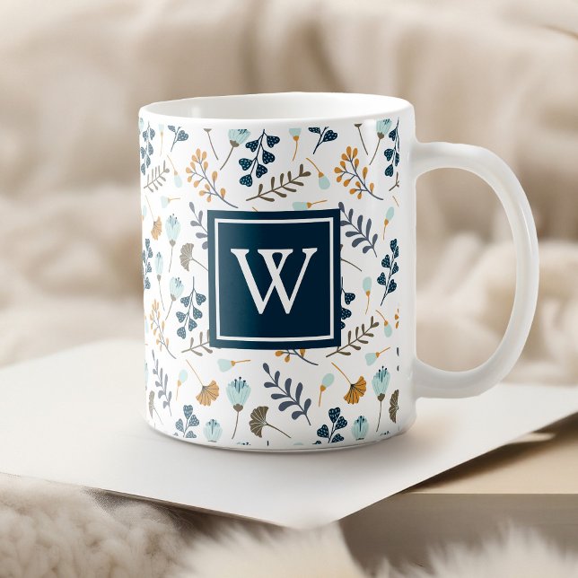 Monogram Winter Blommigt Botanical Navy Kaffemugg (This mug features a winter-inspired botanical floral with a monogram in navy.)