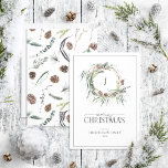 Monogram Winter Dusty Blue Wandan God jul Julkort<br><div class="desc">Tittar vi ett modernt kort för helgdag och elegant som firar vintersäsongens skönhet? Titta bara på vårt Helgdag för av Monogram Winter Dusty Blue Wand God jul-skript! Det här häpnadsväckande kortet har en modern och naturlig krans som dekoreras med vattenfärgsbilder av vinterfir och botaniska greer, som bildar ditt monogram. "Merry"...</div>