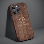 Monogram Wood Rustic Timber Personlig Namn<br><div class="desc">Monogram Wood Rustic Timber Personlig Namn iPhone 14 Smart Phone-väskor har personlig namn och monogram på en rustik träbakgrund. Perfekter till jul,  födelsedag,  Fars dag,  pappa,  bror,  morfar och pojkvän. Designad av ©Evco Studio www.zazzle.com/store/evcostudio</div>
