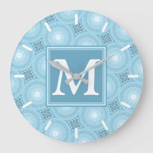 Monogramängelblåa cirklar mönster stor klocka