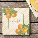 Monogramcitrusfrukter orangar vattenfärg rand stenunderlägg<br><div class="desc">Slappna av med din favoritdryck och skydda dina möbler med denna vackra, chic, enkla, moderna, anpassningsbar monogram namn-sten som underlägg. Färska orangar för vattenfärg och grönt löv, tillsammans med handskrivet skript för gräs grönt, täcker över en ljusare orange gult streck mönster. Anpassa med ditt namn och ditt monogram först. Gör...</div>