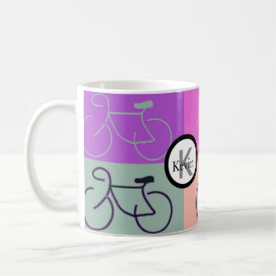 Monogramcykeln kvadrerar lilor, persikan och grön kaffemugg