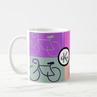 Monogramcykeln kvadrerar lilor, persikan och grönt kaffemugg