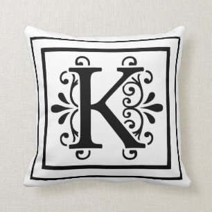Monogramdekorativ kudde för brev K