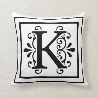 Monogramdekorativ kudde för brev K