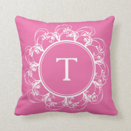 Monogramdynapude med blommönster rosa kudde