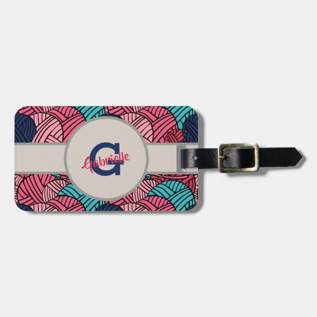 Monogramen med bollar av handarbetegarn - resa bagagebricka (Horisontell Framsida)