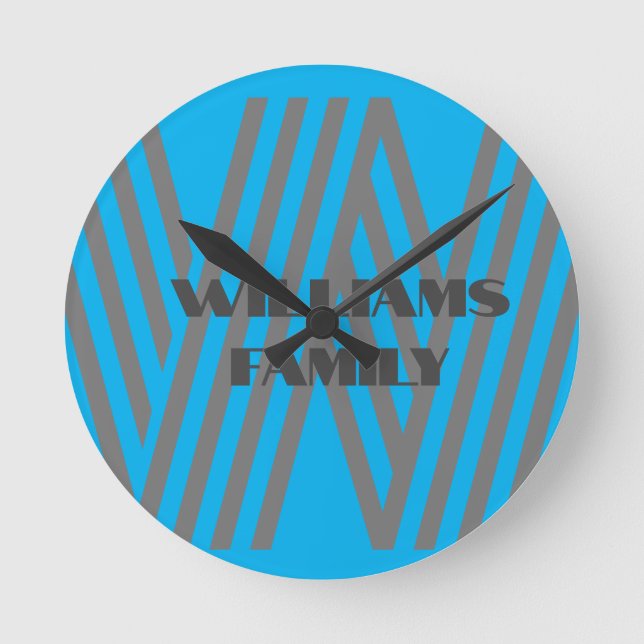 Monogramfamiljen namn blue grått modern Wall Clock Rund Klocka (Framsida)