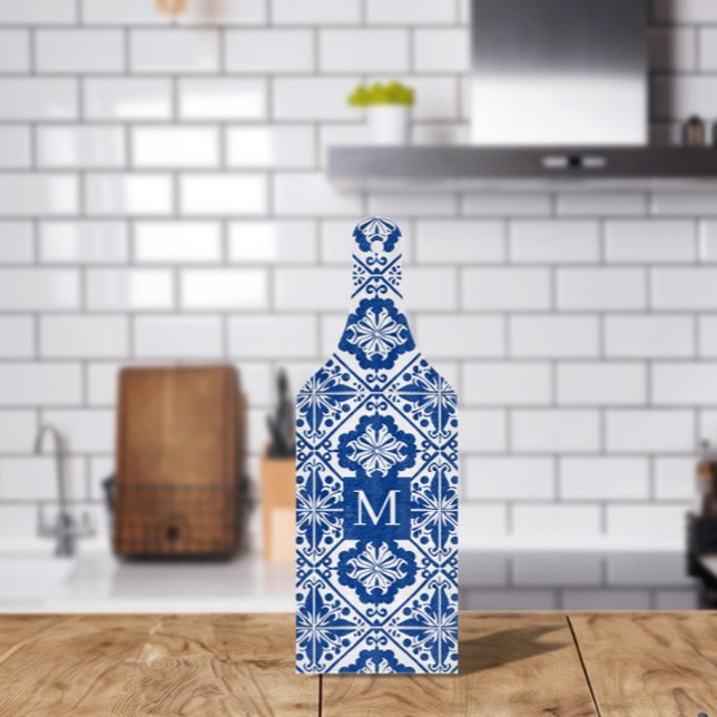 Monogramglas för Medelhavsblått fält (Mediterranean Blue Tile Monogram Glass Cutting Board | Personalized Kitchen Décor)