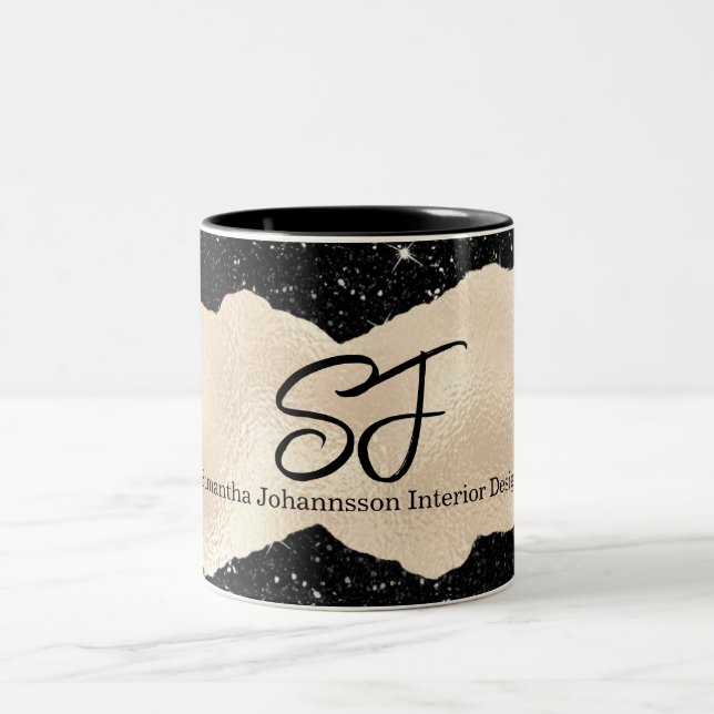 Monograminitialer på lyxigt svart och guld Två-Tonad mugg (Center)
