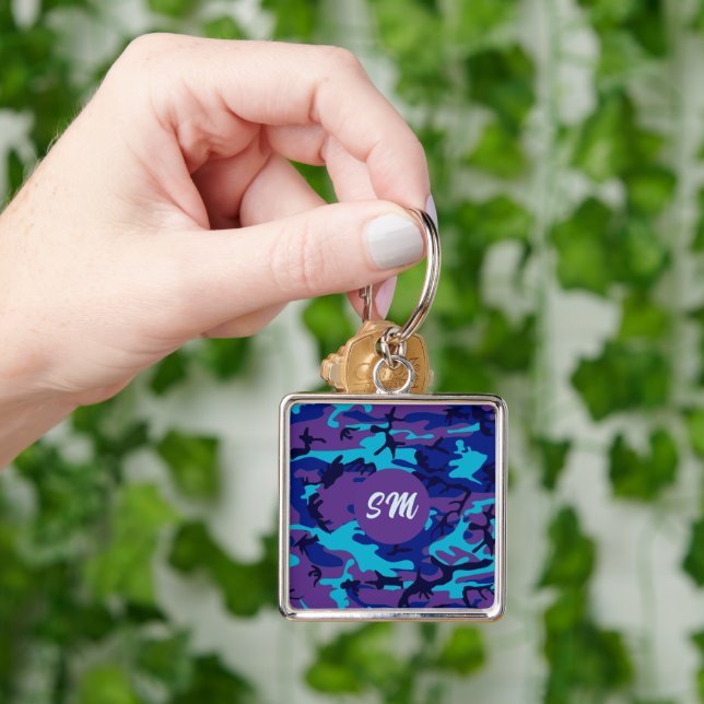 Monogramkamouflage Mörk blått och Lila Mönster Fyrkantig Silverfärgad Nyckelring (Hand)