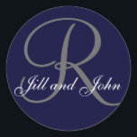 Monogramklistermärkear för att gifta sig favörer runt klistermärke<br><div class="desc">Monogramklistermärke för att gifta sig favörer och inbjudan. Denna eleganta design av Elke Clarke, kan personifieras med din namn och monogram såväl som dina bröllopfärger. Nu erbjuder Zazzle många val för din klistermärke formar som väl. Välj från runda, kvadrera, rektangulärt, triangulärt, den formade ovalt, hjärta och stjärnan. Ett elegantt och...</div>