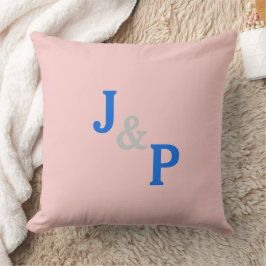 Monogramm kudde i rosa kvarts och blå pastell färg