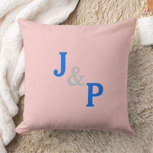 Monogramm kudde i rosa kvarts och blå pastell färg