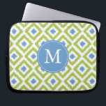Monogrammad blå Grönt Diamond Ikat Mönster Laptop Sleeve<br><div class="desc">Snyggt och chic har en färgstark och trendig diamanter ikat mönster och kan vara personlig med ditt monogram,  ditt initialprogram,  namn eller valfri text för en anpassningsbar av perfekt!</div>