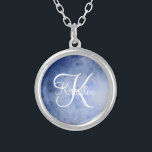 Monogrammad blå och vit vattenfärg silverpläterat halsband<br><div class="desc">Monogrammat Blue and White Watercolor Silver Necklace</div>